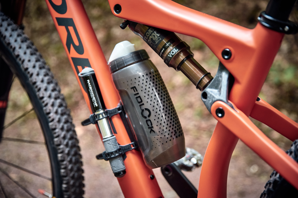 Fidlock TWIST Trinkflasche 590 ml, Set (mit Bottle Connector und Uni Base). Transparent Black.