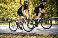 Fidlock TWIST Trinkflasche 590 ml, Set (mit Bottle Connector und Bike Base). Transparent White.