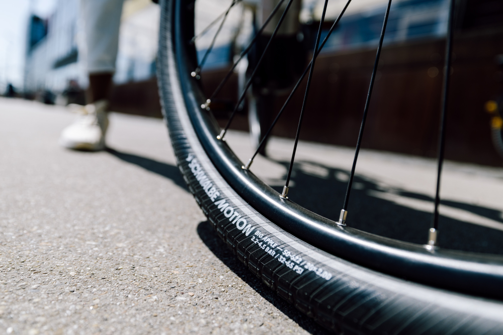 Schwalbe Pneu Motion Big Apple 27.5x2.15 Addix Green starr mit Reflexstreifen black