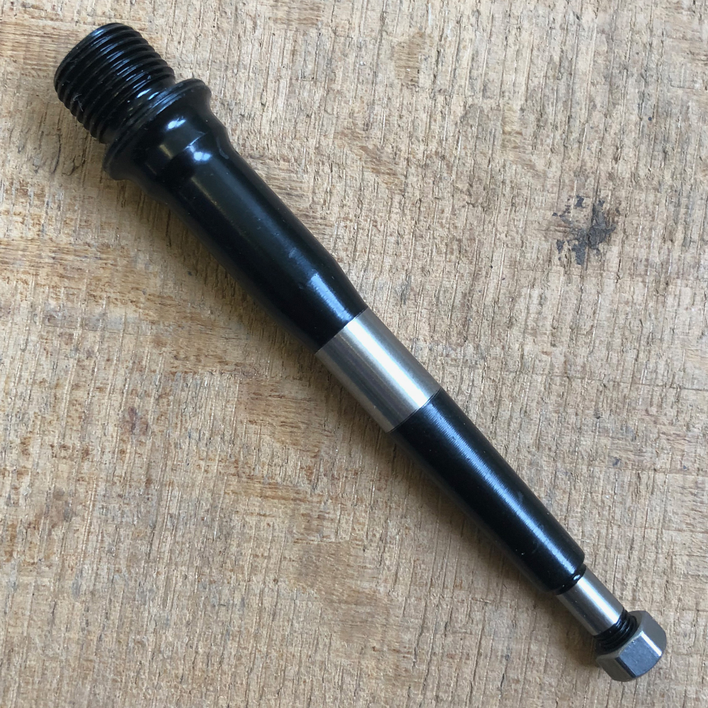 Deity Black Kat Ersatzachse, links.