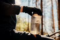 Fidlock TWIST Trinkflasche 750 ml Compact, Set (mit Bottle Connector, mit Bike Base). Transparent Black.