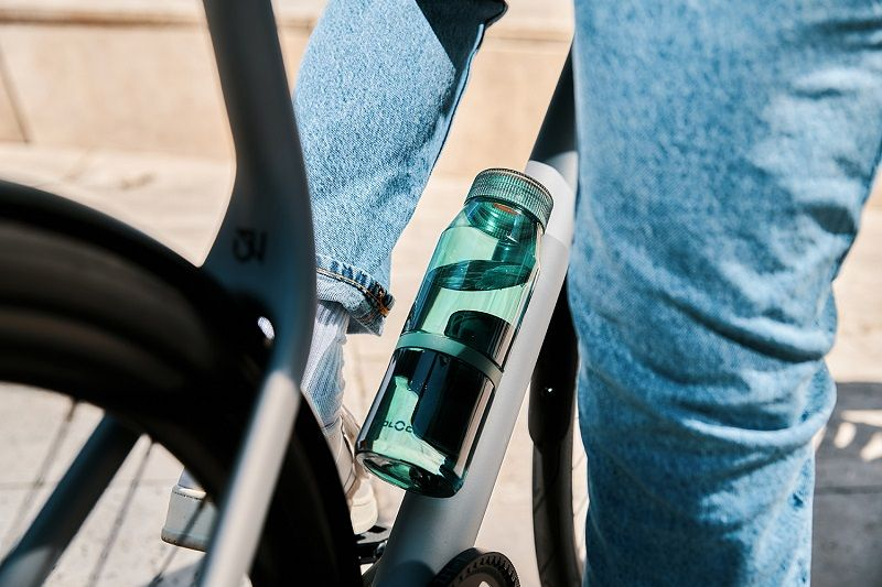 Fidlock TWIST Trinkflasche 700 ml Life, Set (mit Bottle Connector, mit Bike Base). Clear Dark Green.